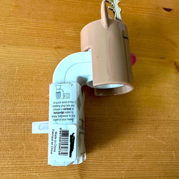 🔥 2/$20 Bath & Body Works Reindeer Fragrance Plug - Picture 2 of 3